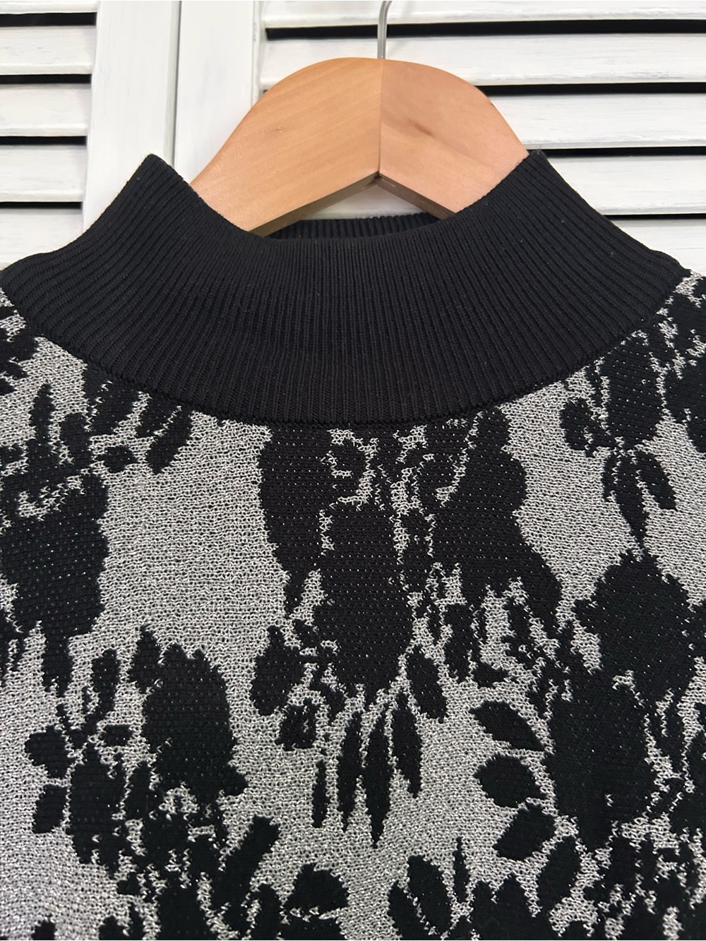 ADRIENNE VITTADINI Black
Silver Floral Metallic Knit
Dolman Sweater S | Glam - Picture 3 of 13